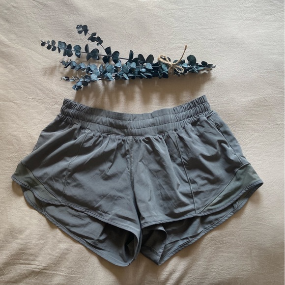 Lululemon / Hotty Hot Low-Rise Lined Short 2.5” - Picture 8 of 15